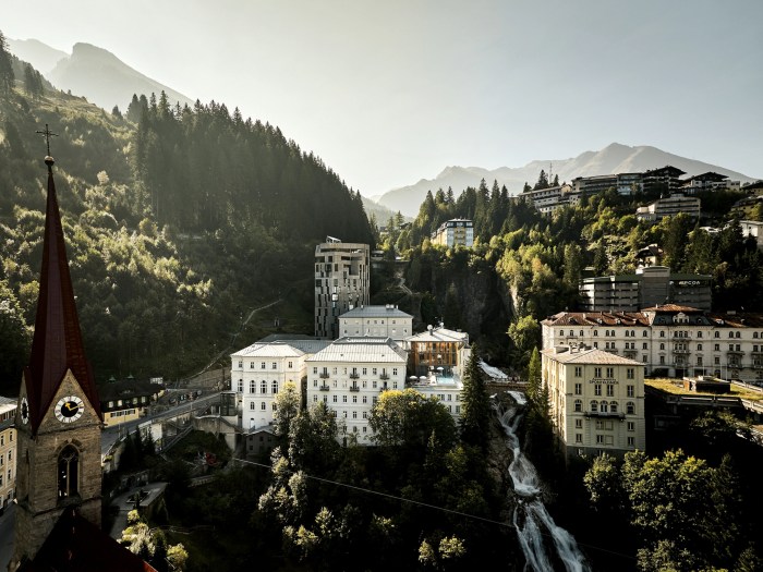 Top Hotels Near Iconic Landmarks You Shouldn’t Miss